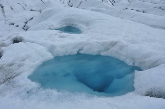 Pequena piscina de água gelada na geleira de Vatnajökull, no Parque de Skaftafell, no sul da Islândia